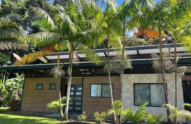 Hogar moderno con un toque rústico junto a la jungla