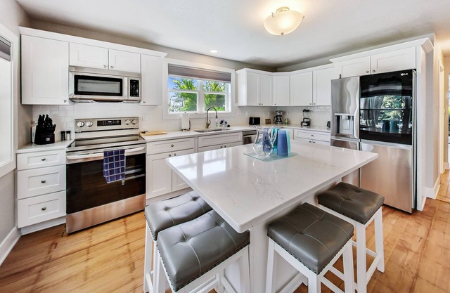 Modern Home, Fire Pit, Golf Cart Included, Dog Friendly, Sleeps 6