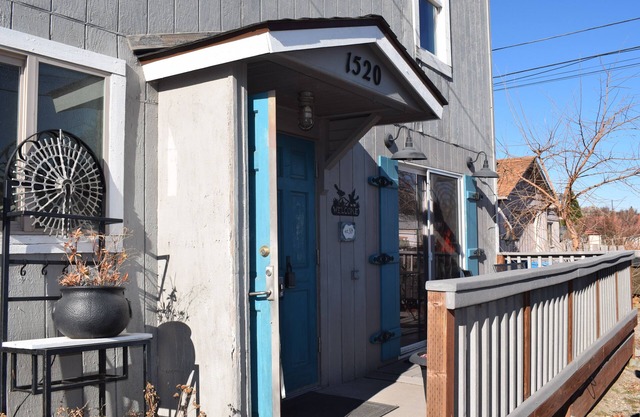 Modern home in the heart of Weed, Ca!