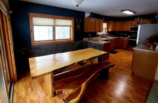 Modern Home in the Mountains- within walking distance to ski slopes!