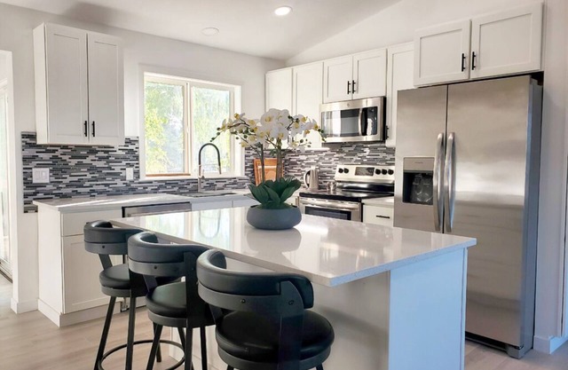 Modern Home with Game Room, Private Yard, Panoramic Views, 5B Sleeps 8+