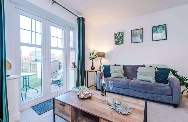 Modern house, ideal for contractors, sleeps 8!