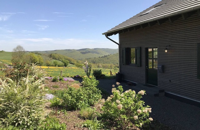 Moderna Casa-nuevo edificio con una vista lejana en el Parque Nacional, el "Eifelsteig"
