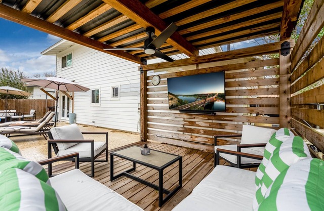 Modern house with private pool, hot tub, and outdoor TV close to Downtown