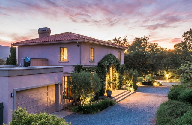 Lujoso viñedo cerrado que ofrece privacidad y vistas del valle de Sonoma.