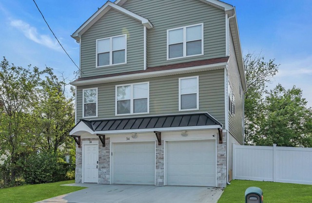 Modern Keansburg Beach House: 2 mins walk to beach!