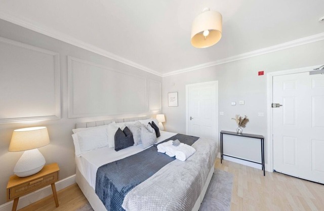 Modern King Bed WiFi Kitchen Perfect for Long Stay