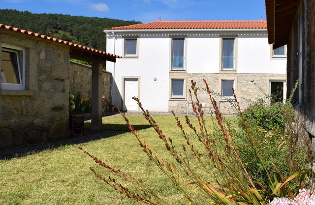 casa grande y moderno, con un gran jardín de la familia cerca de las montañas y la playa