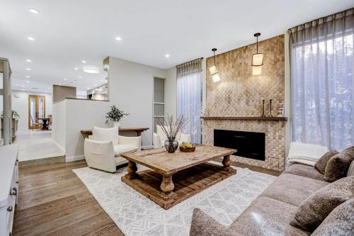 Modern LA Villa 5BR Home with Private Pool & Yard