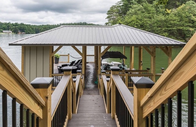 Ampliamente renovada casa espaciosa de Lake Hickory con muelle, kayaks, hoguera y sala de juegos
