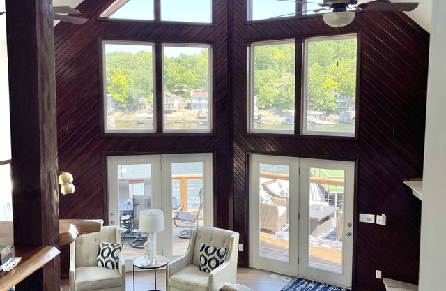 Modern Lakefront Escape with Chic Interior Design and Private & Spacious in Dock