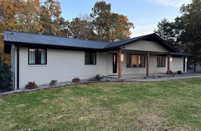 Modern Lakehouse by Marina with Firepit, Grill & Gameroom. 5 minutes to Lake!
