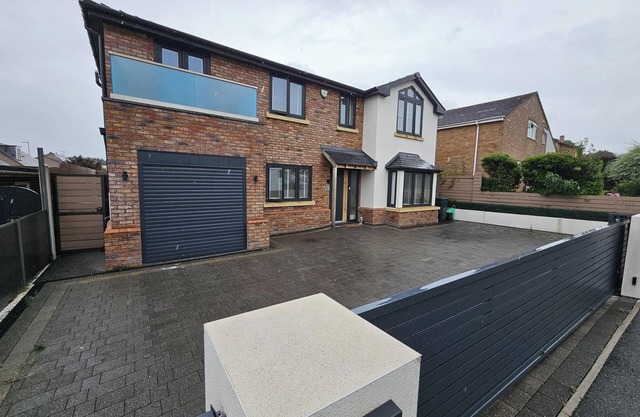 Modern, large open plan 4 bed property in Abergele