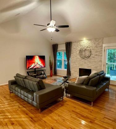 Modern Luxe Retreat near Braves Fast WiFi and Parking