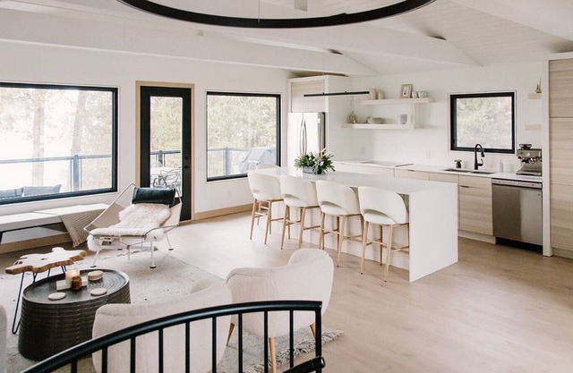 Modern Luxury Cabin on the Lake