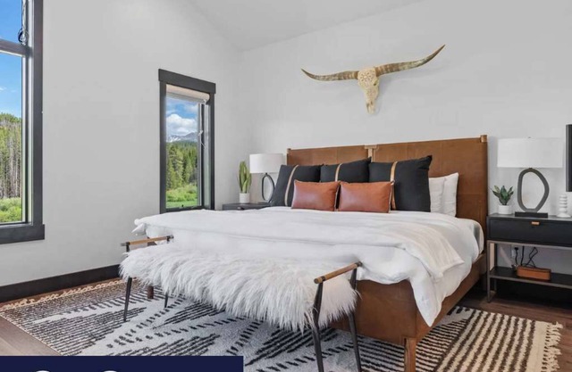 Spacious chalet w/ mountain views & BBQ grill