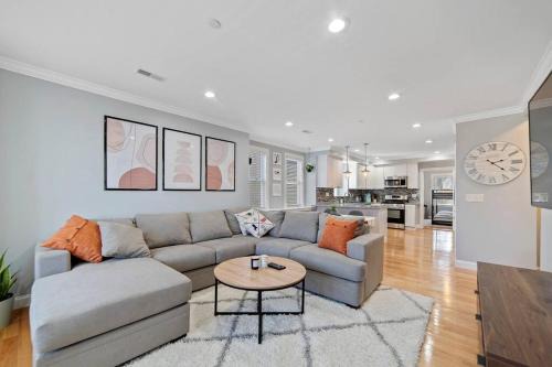 Modern Luxury Steps from Zoo & Golf Course