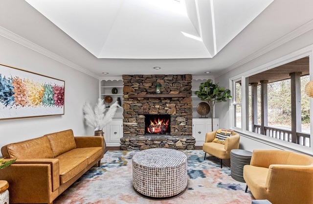 Modern Luxury Woodland Hendo Haven w/ hot tub