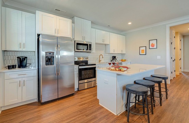 Modern Melrose-sleeps 8- Mins to Downtown Broadway