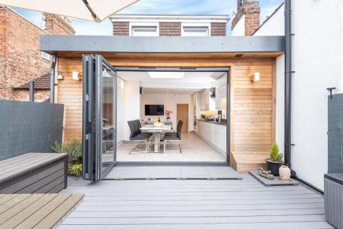 Modern Minimalist 3-Bed Duplex Apartment in York I Pass The Keys