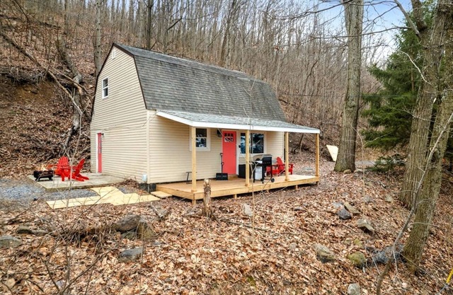 Modern Mountain Cottage with Hot Tub, Fire Pit Nestled in the Woods of Gerrardstown, WV