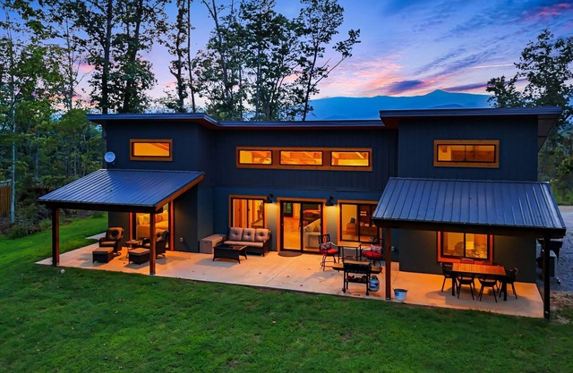 Modern Mountain Home w/ Hot Tub, Panoramic Views + Biltmore Pass Included
