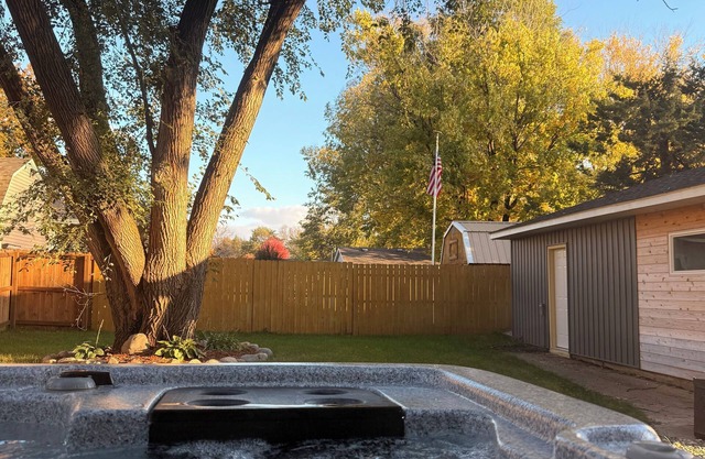 Modern near 3BR w/Hot Tub + Arcades, 2 mi to Shattuck-1.5 mi to Hospital