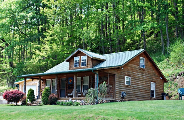Cabina moderna frente al río Nest-Quaint con pozo de fuego, WIFI