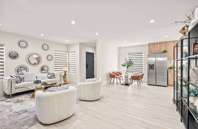 Modern New 3B Home Fully Stocked Cozy Sunlight