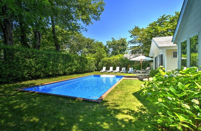 Cocina moderna, nueva, piscina climatizada! Camina a todo en East Hampton Village!