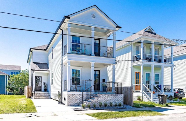 This duplex is a 3 bedroom(s), 2 bathrooms, located in New Orleans, LA.