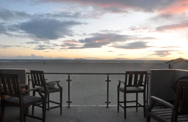 MODERNA FRENTE AL MAR 4 BD 3 BA HOUSE - 180 ° VISTAS AL OCÉANO SIN OBTENER !!