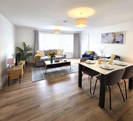 Modern One Bed Flat at Dawe Luxury Suites - An Entire Apartment near Ely Cathedral & Train Station - The Perfect Gateway to Explore Ely, Cambridge, Norfolk & London - Sleeps up to 4