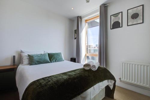 Modern One Bedroom Apartment & Balcony, Bow E3
