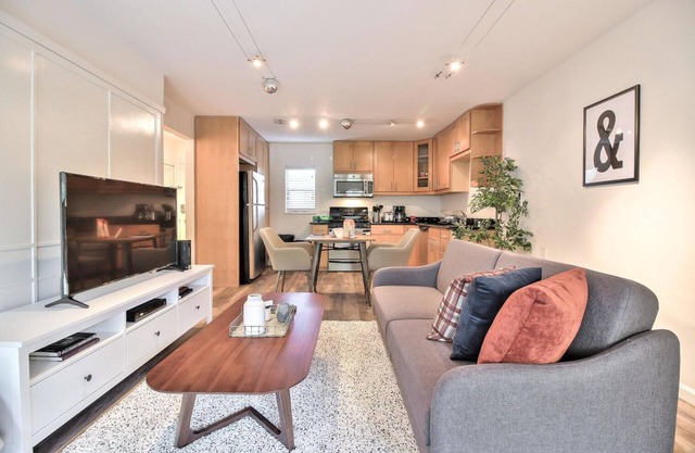 Modern Palo Alto 1BR w/ A/C, nr Stanford & Dining, by Blueground