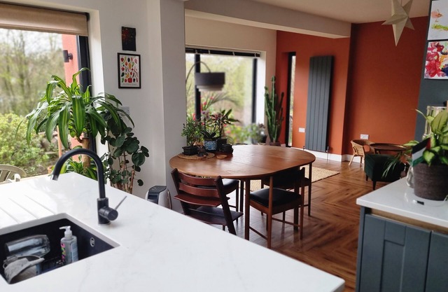 Modern peaceful bungalow with tranquil garden next to Bristol/Bath cycle path