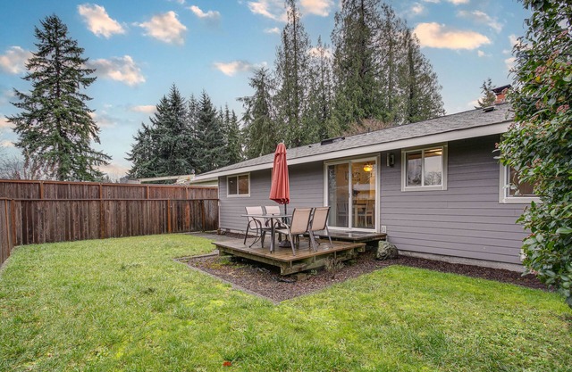 Modern Puyallup Townhome w/ Backyard & Fireplace