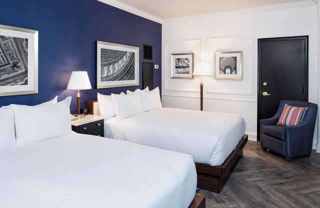 Modern Queen Stay Near DC Attractions! Gym Access, Onsite Bar and Restaurant!