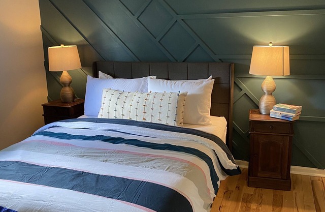 Modern, Quiet & Dog Friendly 1 Bedroom Condo Close to Downtown