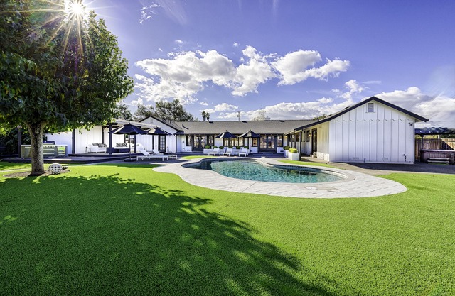 Modern Ranch House-swim, soak, pickleball & walk to wineries