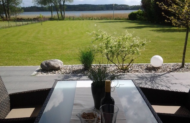 Modern, relaxing vacation apartment (2 pers) directly on the lake, sub board + bicycles