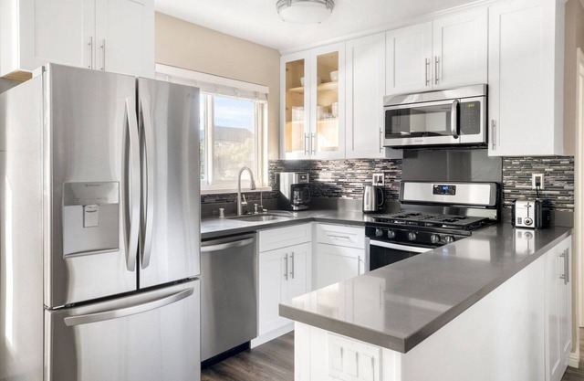 Modern San Mateo 1BR w/ Pool & W/D, easy access to 101, by Blueground