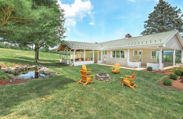 Modern, secluded home on an apple orchard with mountain views near Gettysburg