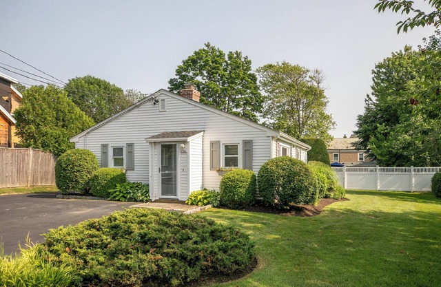 🌊 Modern & Sleek Beach Cottage – Stylish getaway just minutes from Newport’s best beaches! ☀️🏡