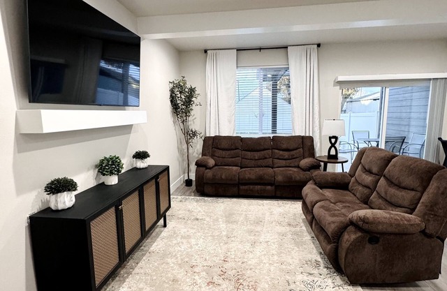 Modern South Hill Getaway-close proximity to all of Spokane! Full amenities.