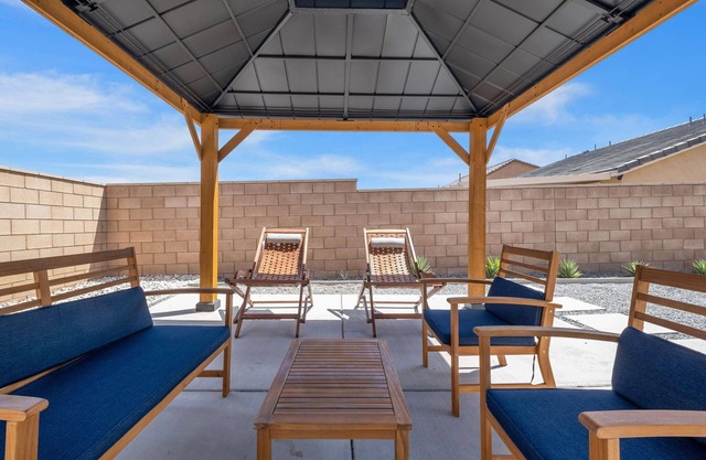 Modern spacious home w/ backyard for families and pets