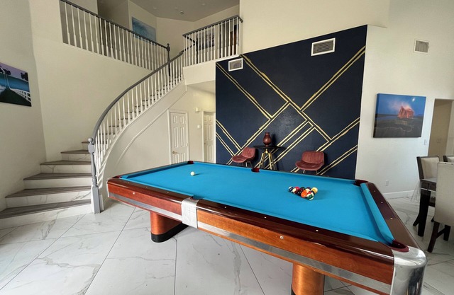 Modern Stay 4-bedroom Home Sleeps 8