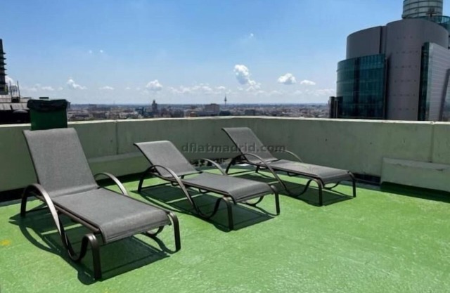 Moderno estudio loft con vistas a la ciudad, piscina en la azotea