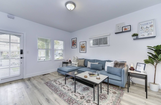 Modern Studio - North Oak Park/UC Med Center