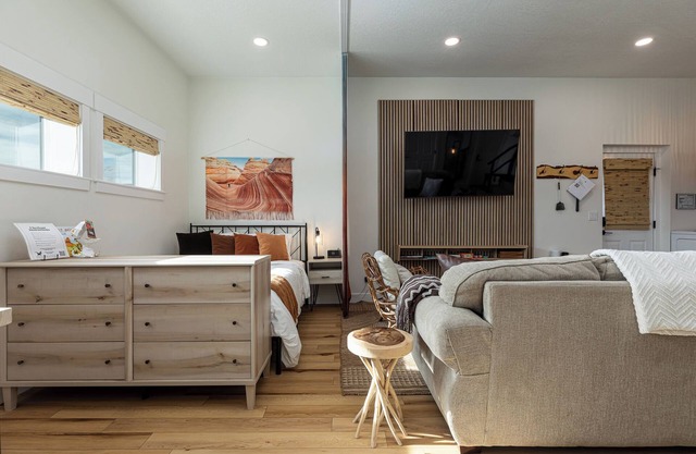 Modern studio with kitchen, laundry, fire pit, grill, & red rock Views!